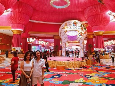 How to get from Okada Manila to SM Mall of Asia by taxi or foot .